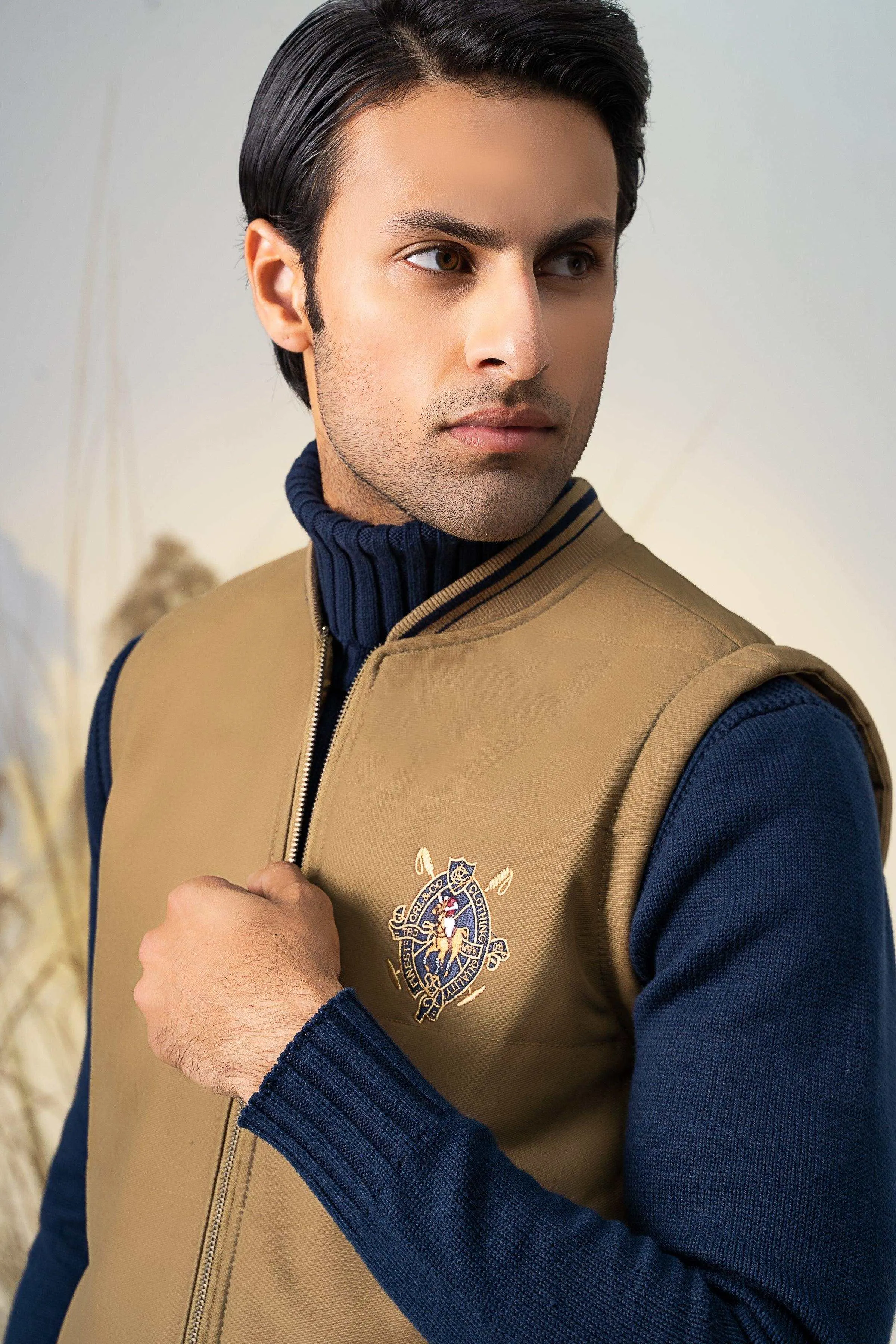 SLEEVELESS QUILTED JACKET DARK KHAKI